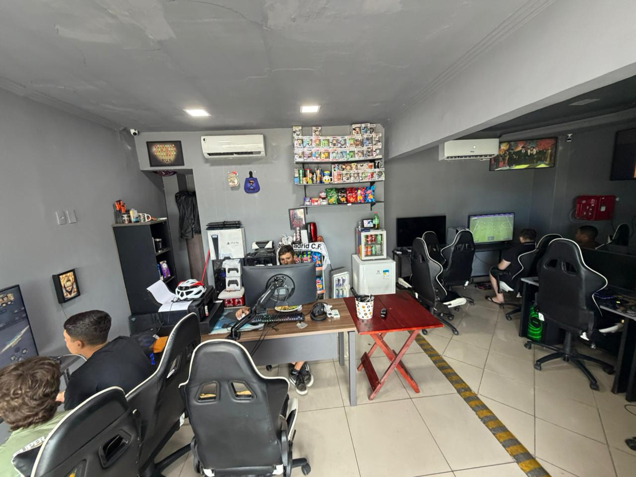 Arena – Cardápio + Funkos na recepção