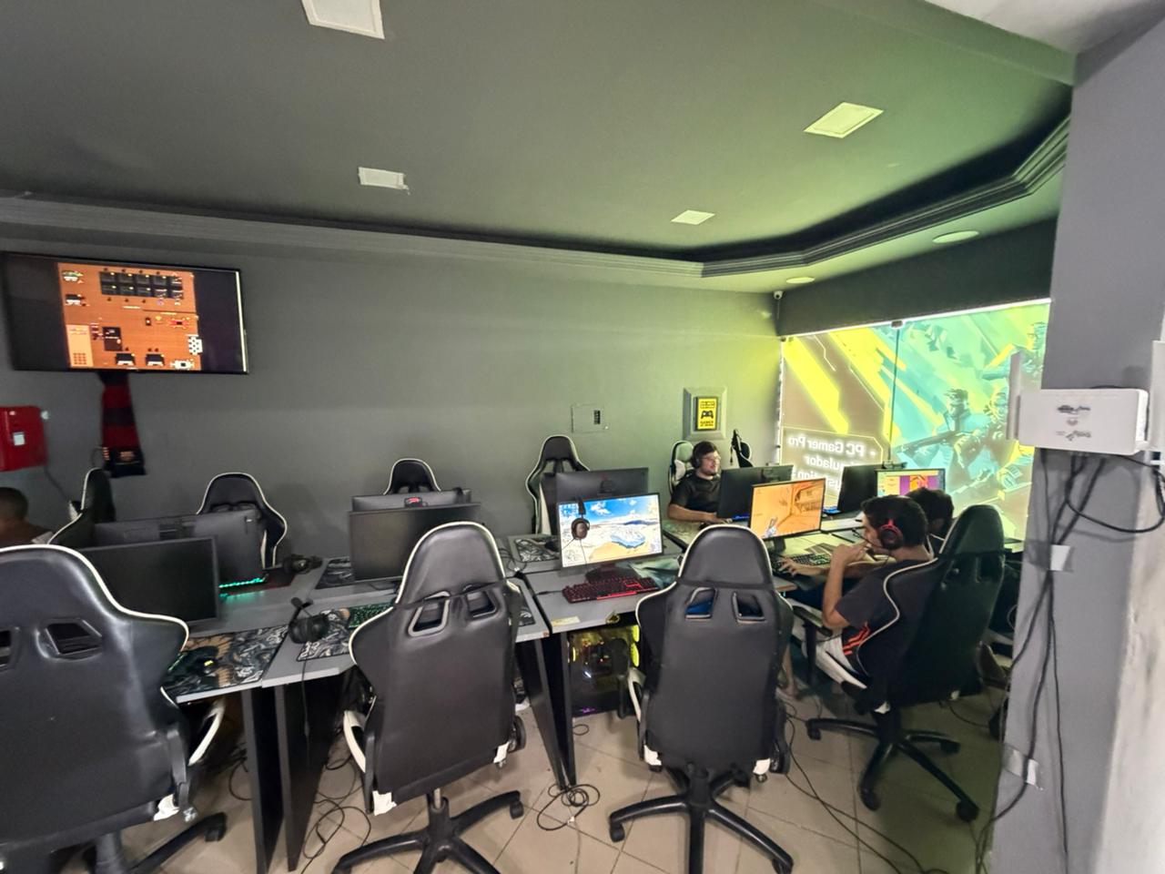 Arena – Fileira de 8 PCs gamer