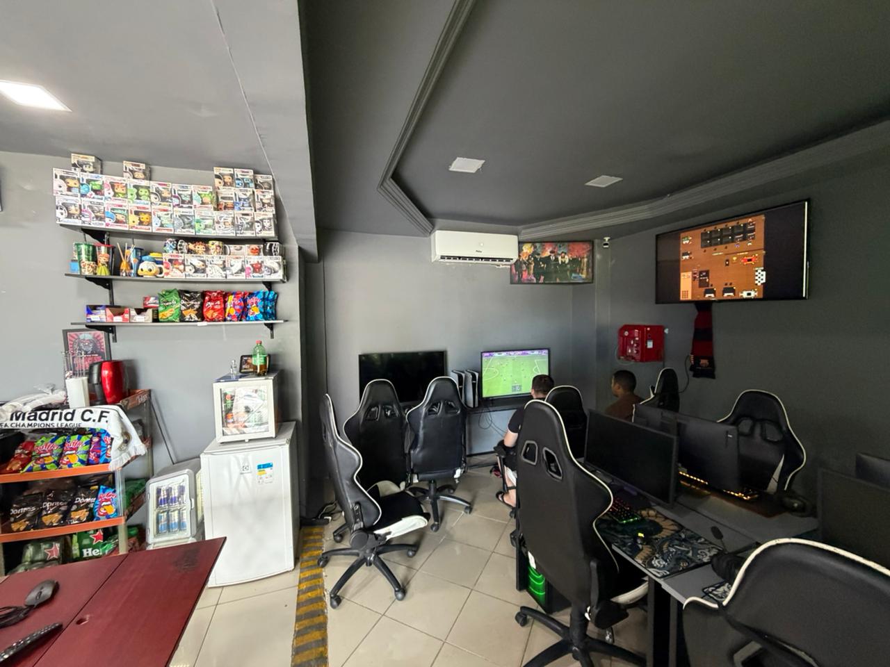 Arena – PCs com parede de Funkos